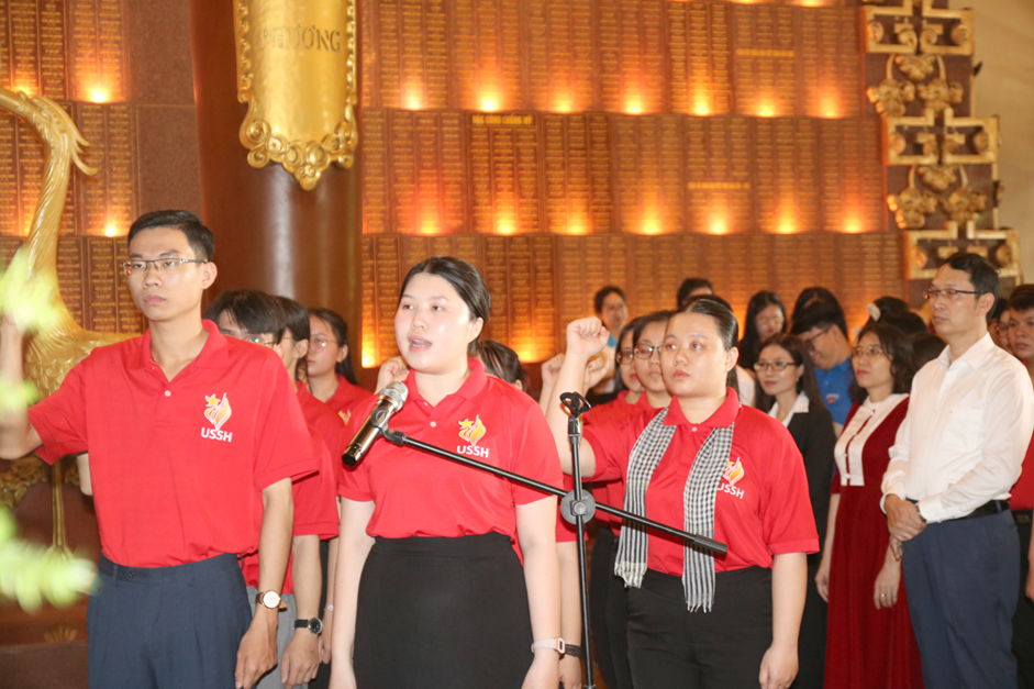 Hai sinh viên đầu tiên của Khoa Việt Nam học được kết nạp vào Đảng Cộng sản Việt Nam