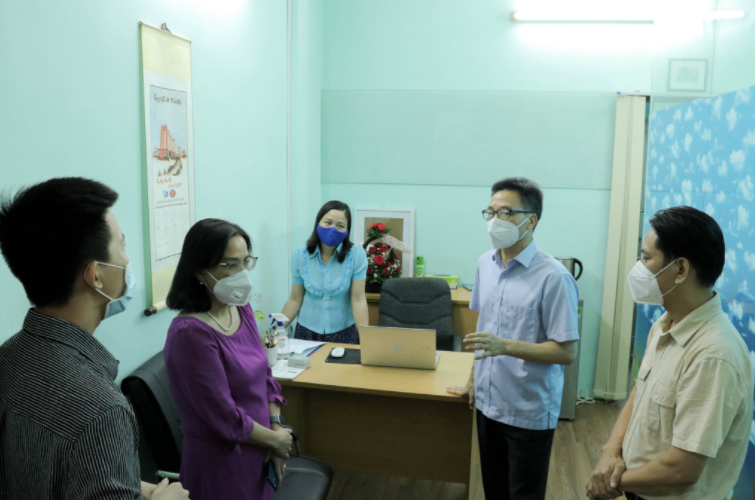 Phó Thủ tướng Vũ Đức Đam thăm Phòng tham vấn và trị liệu tâm lý Trường ĐH KHXH&NV