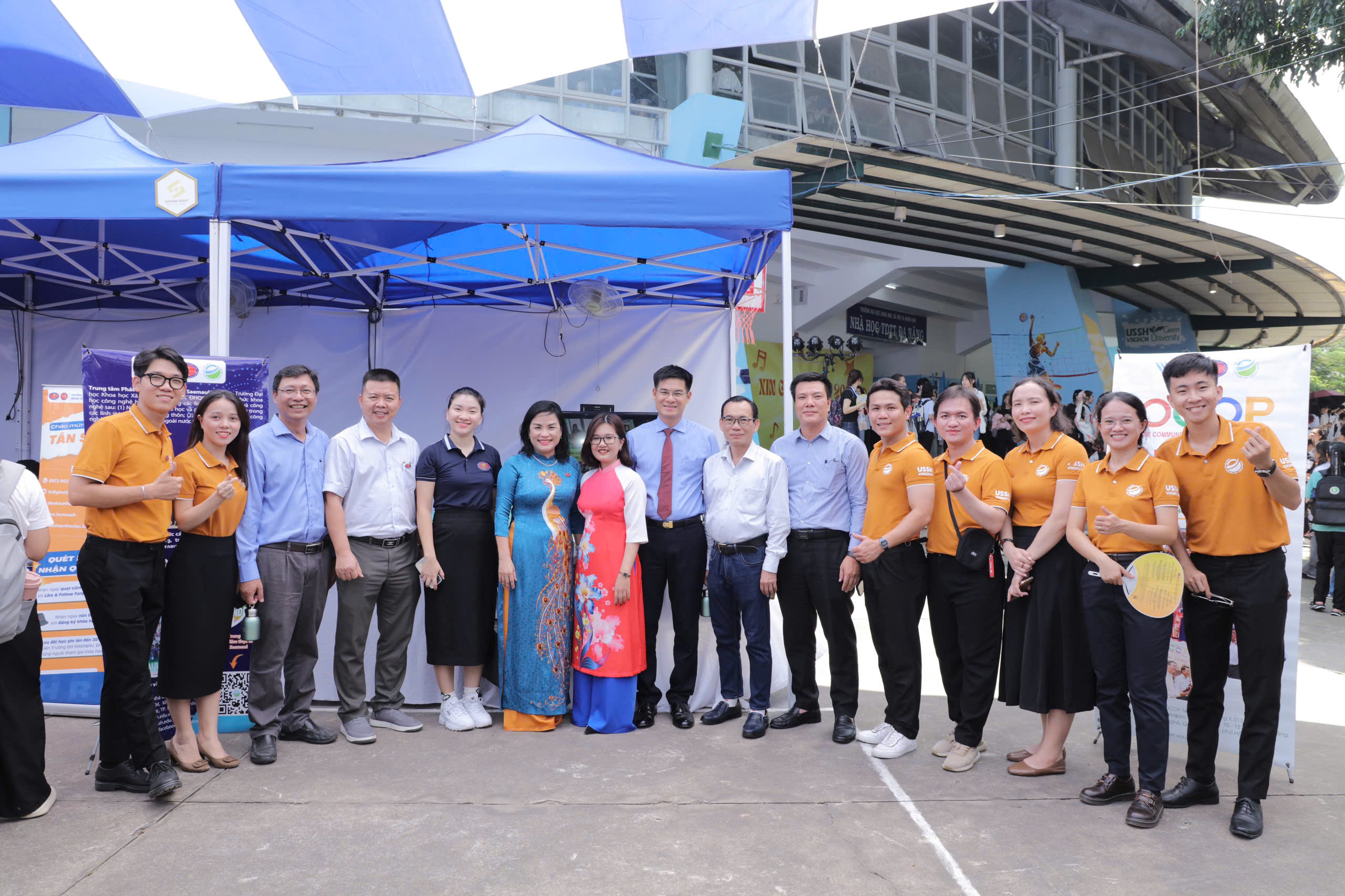 Trung tâm tham dự “Không gian giới thiệu và tương tác doanh nghiệp” thuộc khuôn khổ ngày hội chào đón tân sinh viên 2024