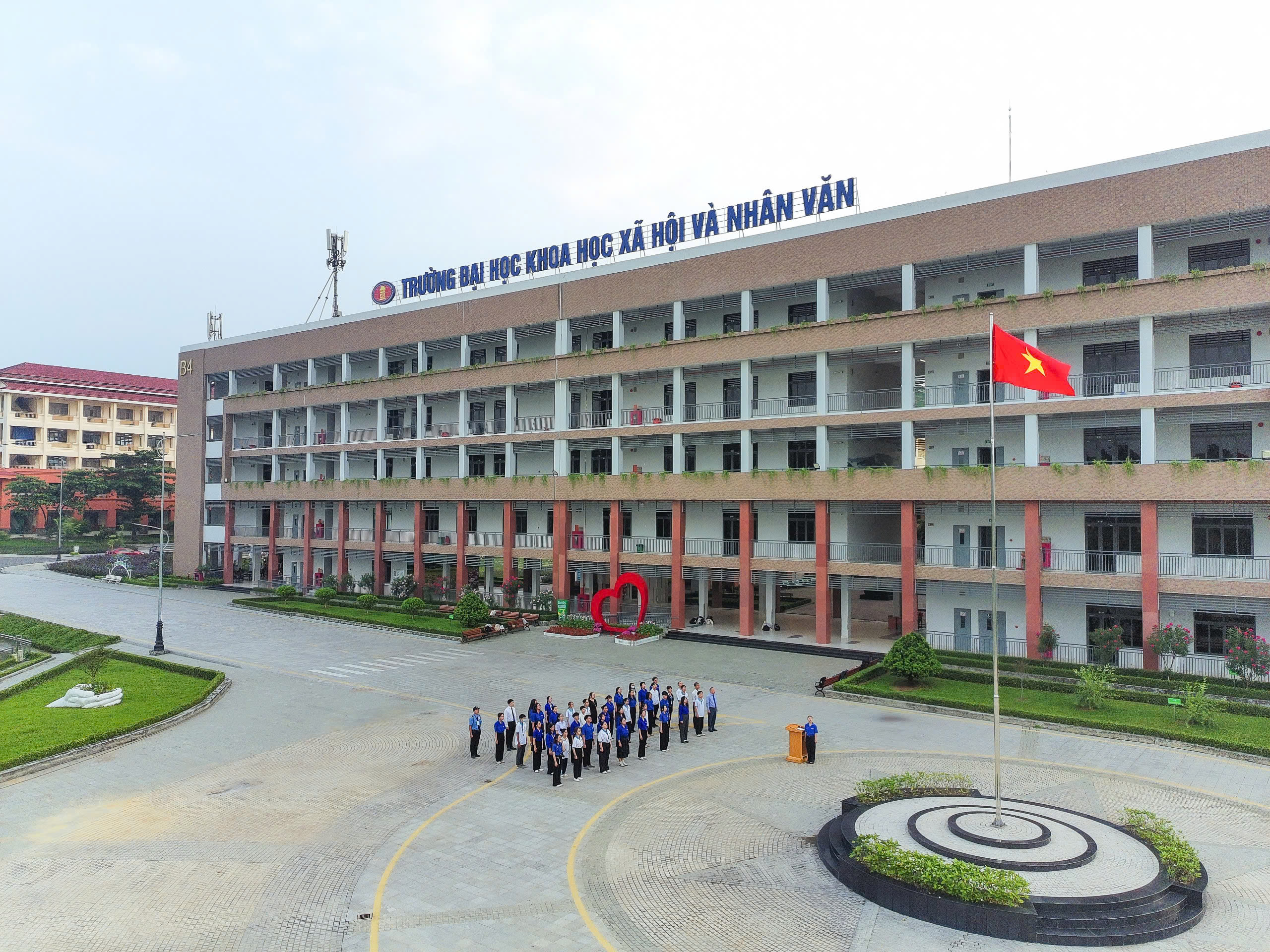 Lễ chào cờ và Sinh hoạt dưới cờ nhân Kỷ niệm 75 năm Ngày truyền thống học sinh, sinh viên và Hội Sinh viên Việt Nam (09/01/1950-09/01/2025) tại Cơ sở Thủ Đức