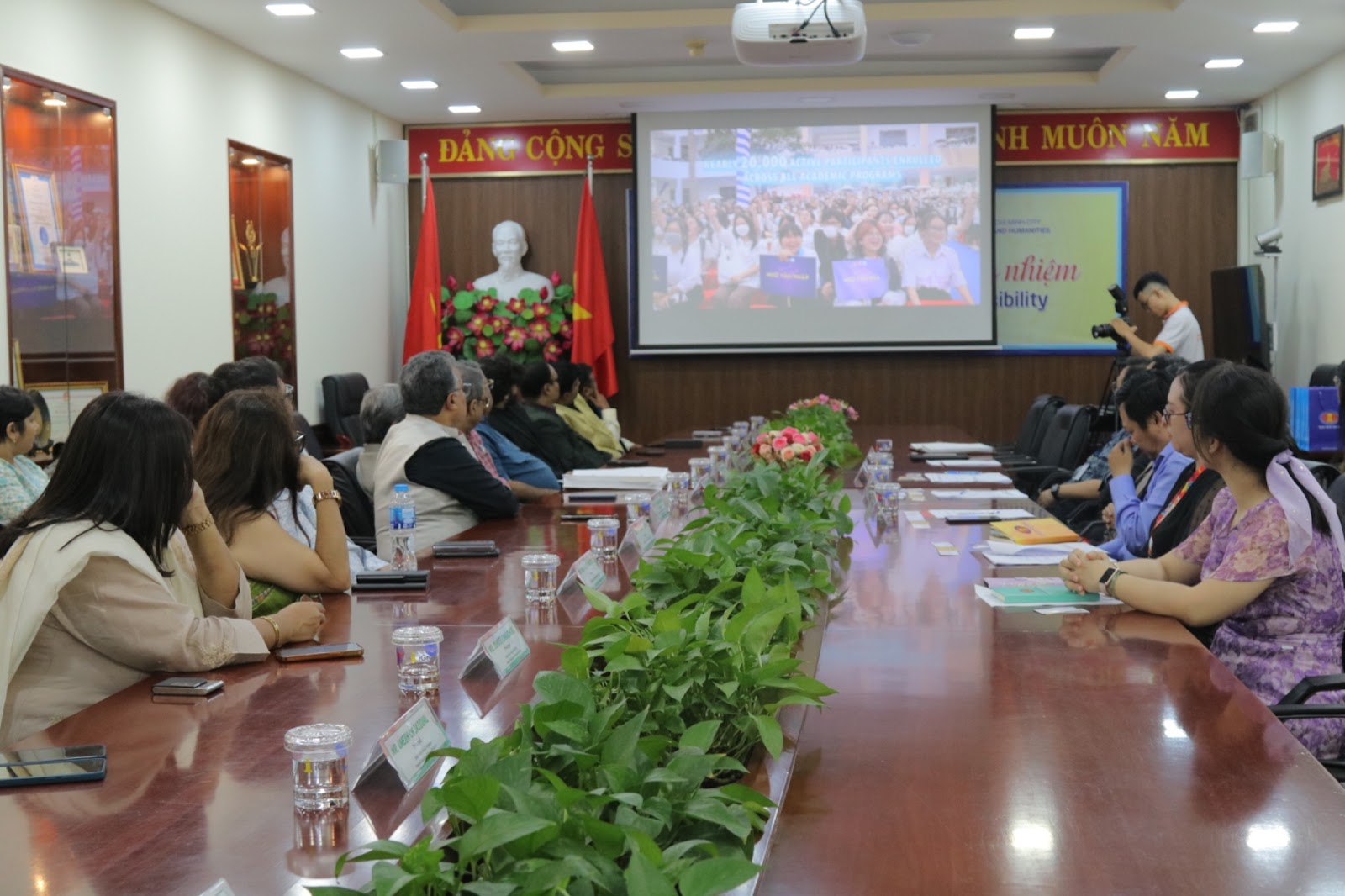 Nhà trường làm việc với Phái đoàn Giáo dục Ấn Độ