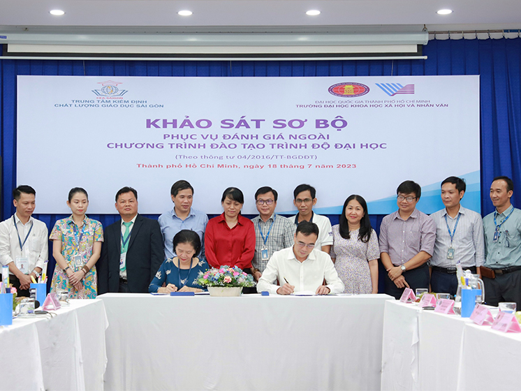 Tiếp Đoàn khảo sát sơ bộ đến đánh giá 03 CTĐT cử nhân Báo chí, cử nhân Quan hệ quốc tế và cử nhân Triết học kiểm tra hồ sơ minh chứng