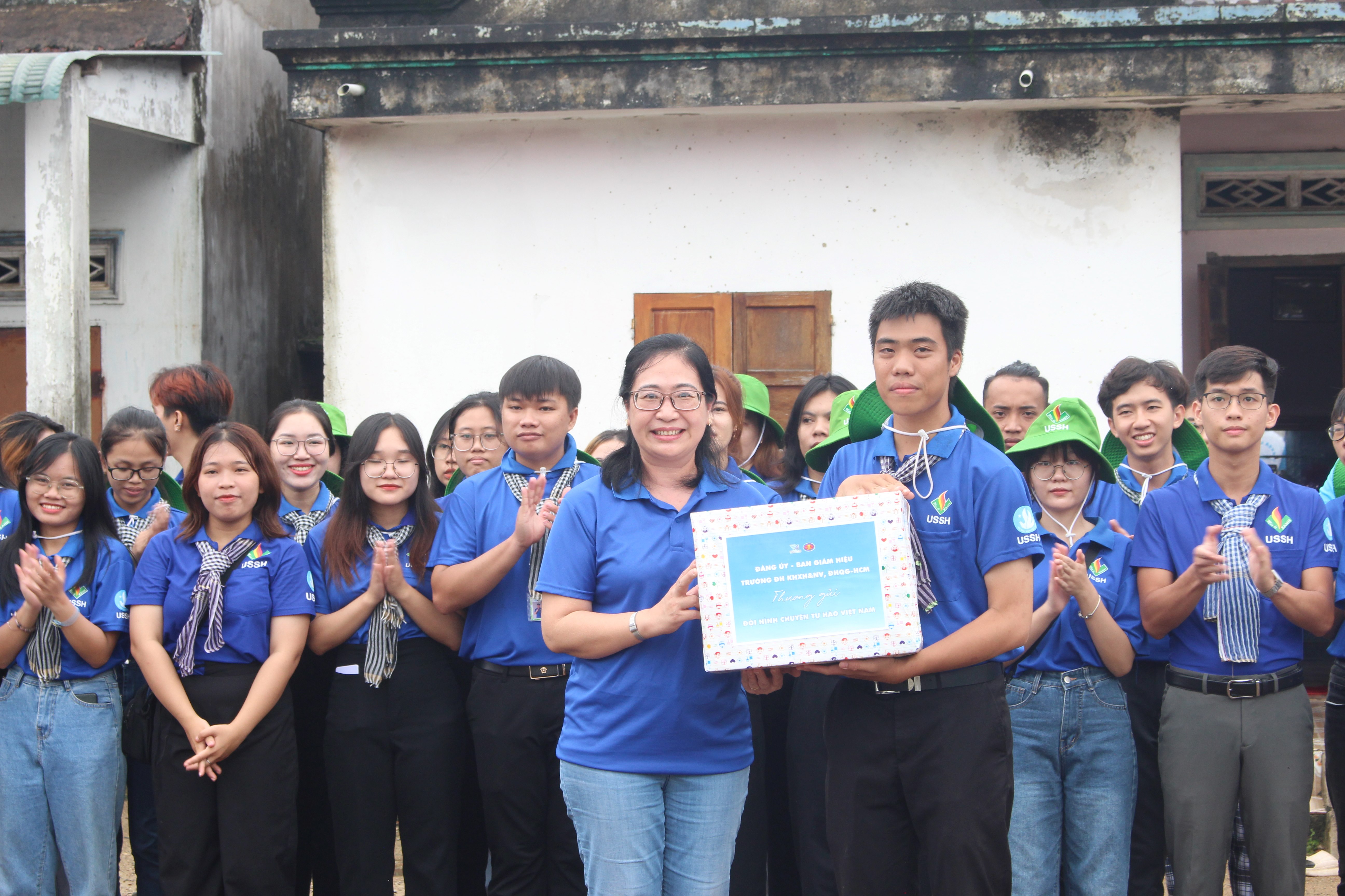 Lãnh đạo Nhà trường đến thăm các chiến sĩ Mùa hè xanh 2023