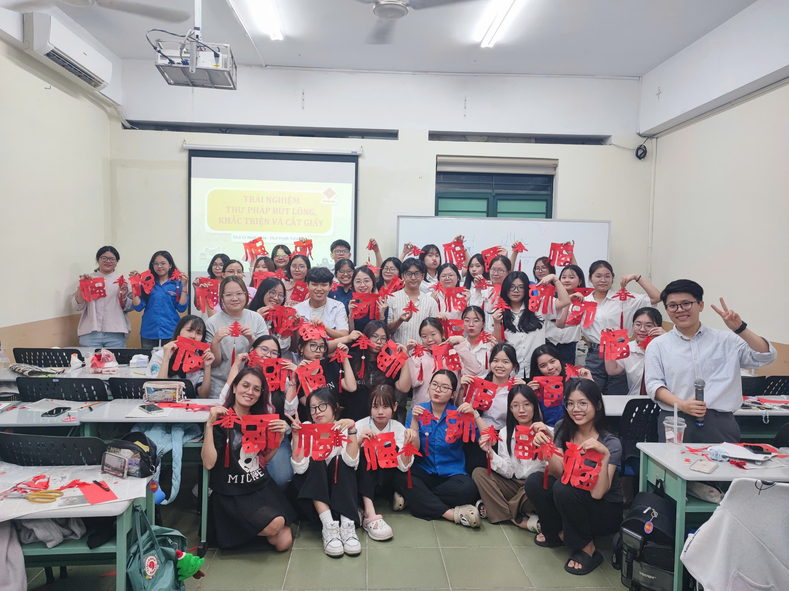Sinh viên Khoa Ngữ văn Trung Quốc trải nghiệm hoạt động giao lưu về chữ Hán