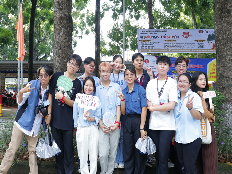 Tân sinh viên háo hức đến nhập học từ sớm tại cơ sở Thủ Đức