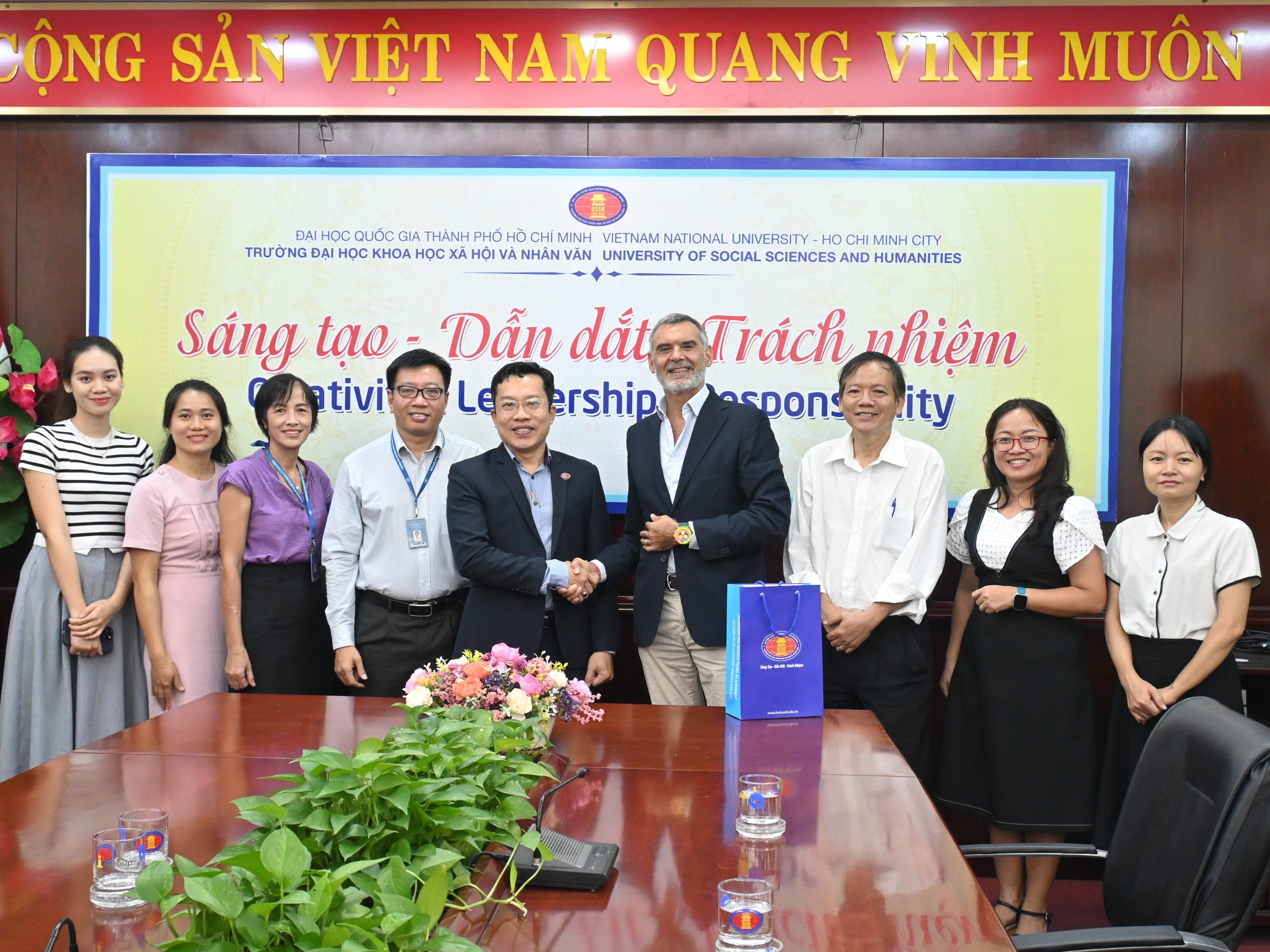 Nhà trường làm việc với GS. Francesco Nicola Maria Petricone (Ý)