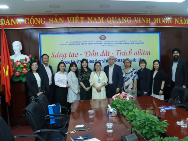 Nhà trường làm việc với Đại học Khoa học Xã hội Singapore (SUSS)