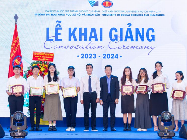 Nhiều học bổng được trao đến sinh viên trong Lễ Khai giảng năm học 2023-2024