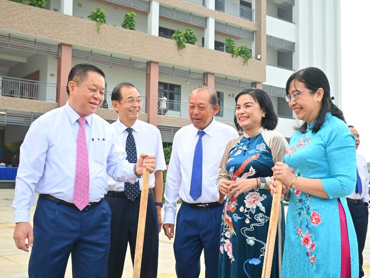 Hoạt động trồng cây tại Lễ khai giảng năm học 2023 - 2024