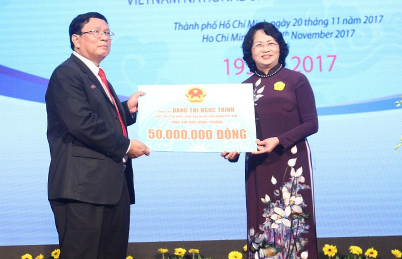 Báo Pháp luật TP.HCM - 60 năm trường ĐH KHXH&NV: Vinh danh 60 cựu SV tiêu biểu