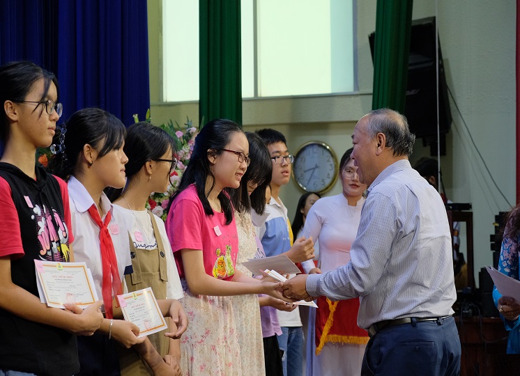 Lễ trao học bổng Nguyễn Đức Cảnh và chương trình Vui hội trăng rằm cho con em viên chức, người lao động trong Nhà trường