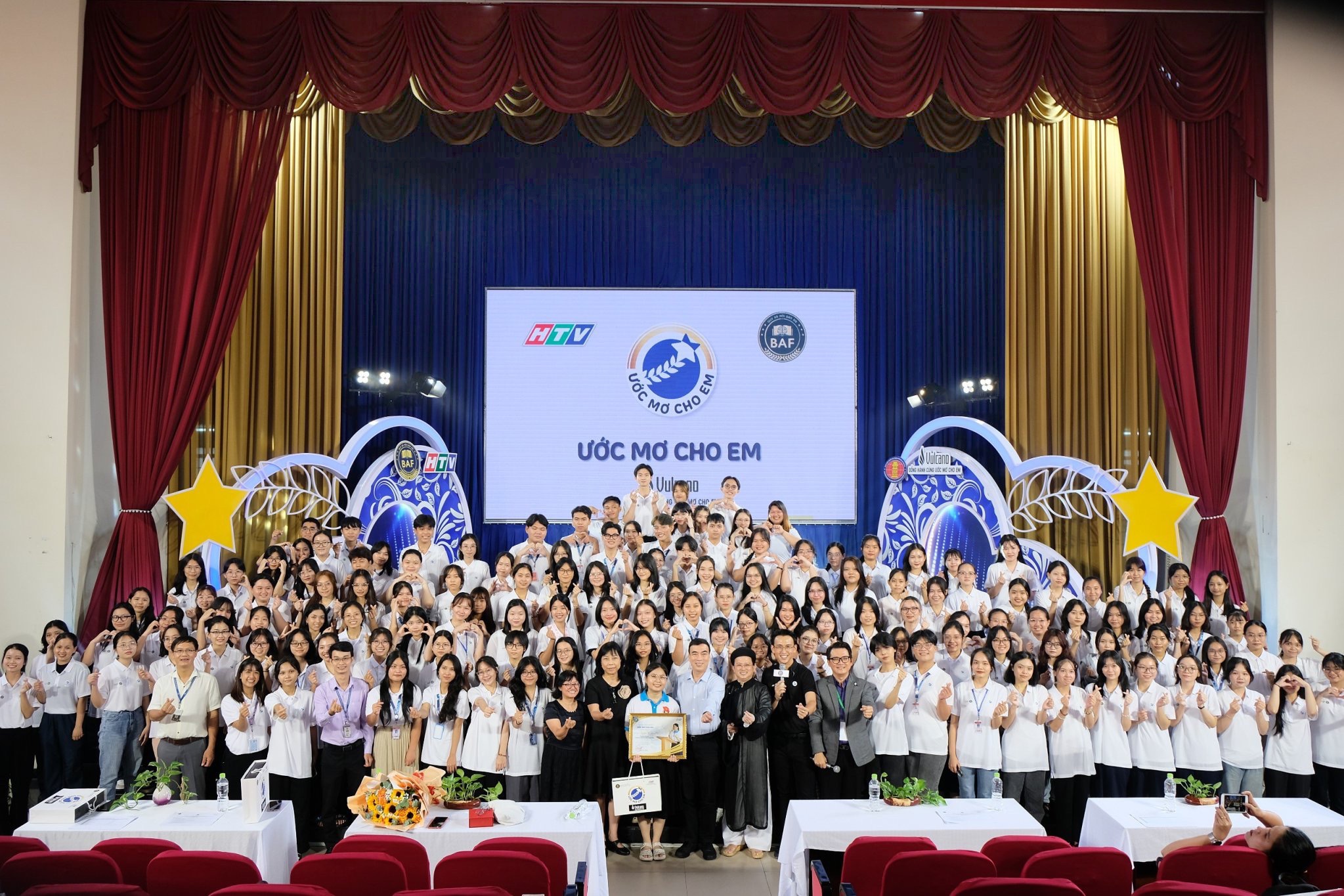 Sinh viên Nhân văn nhận học bổng của chương trình “Ước mơ cho em”
