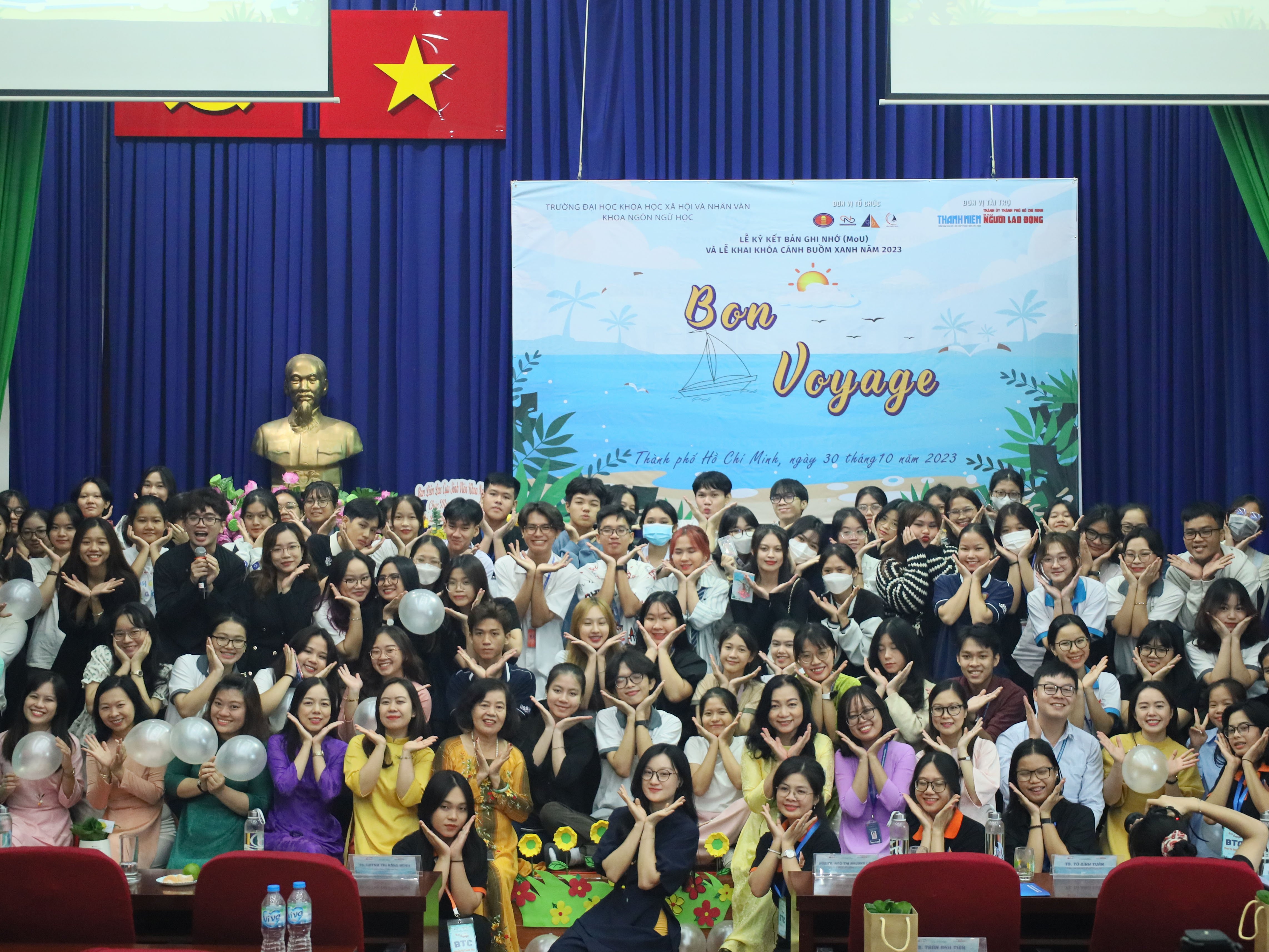 Nhà trường ký kết Biên bản ghi nhớ hợp tác với Báo Người Lao Động và trao học bổng Trần Chút cho sinh viên Ngôn ngữ học