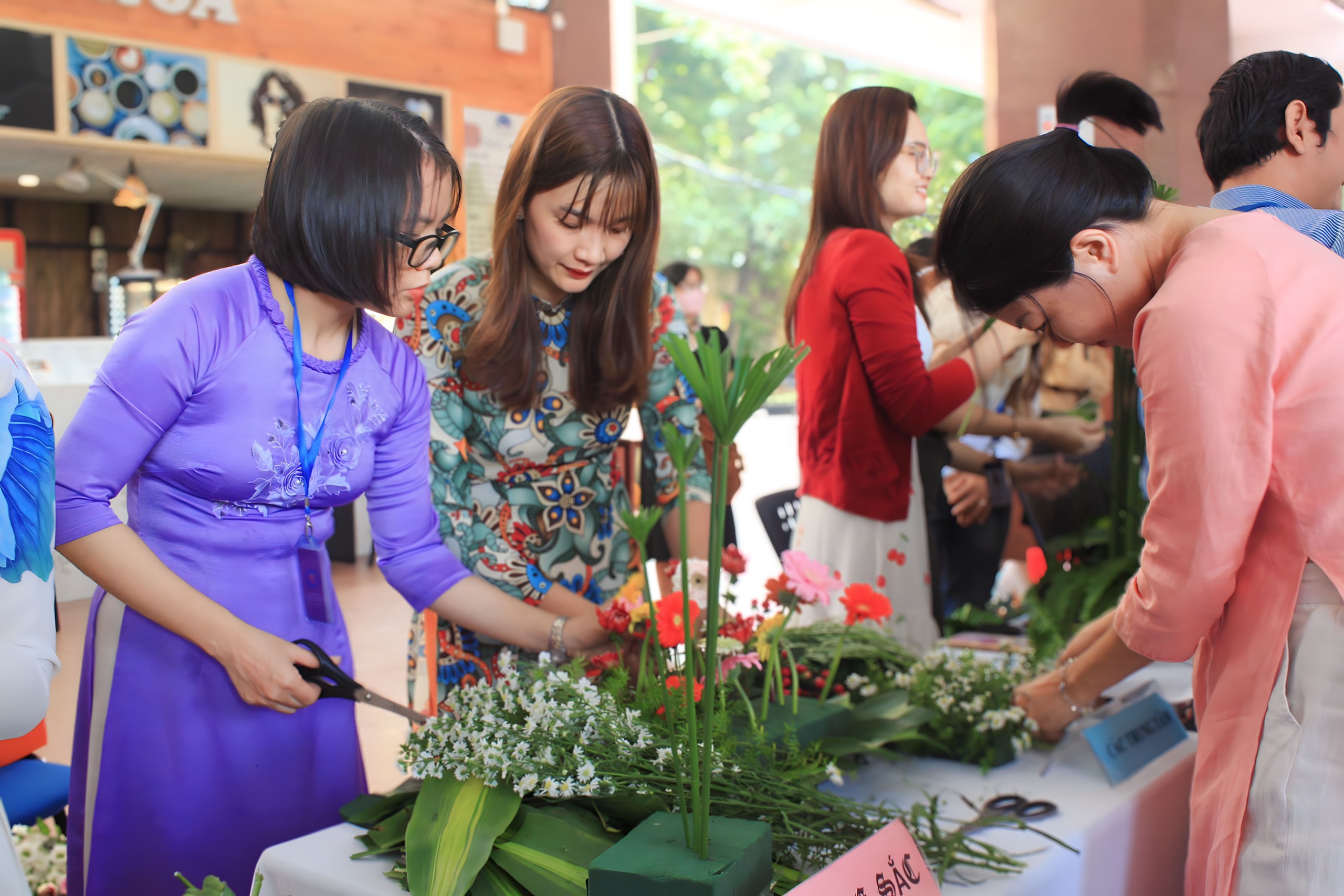 Trăm hoa đua sắc, rực rỡ ngày tri ân