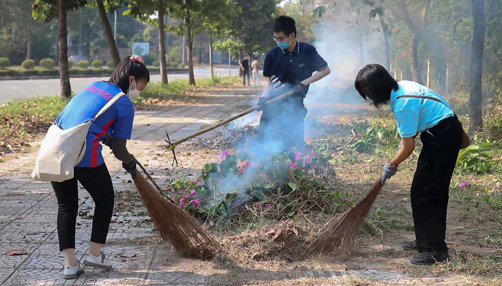 Tình nguyện dọn dẹp cảnh quan, chuẩn bị đón sinh viên trở lại