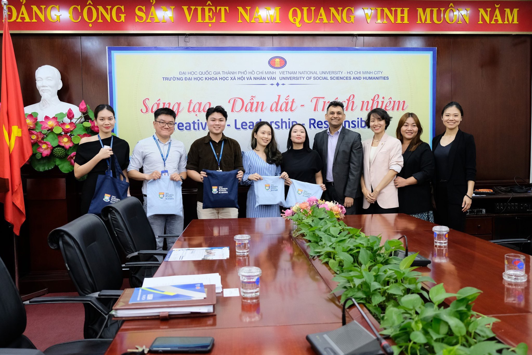 Nhà trường làm việc với Đại học Hồng Kông (Trung Quốc)
