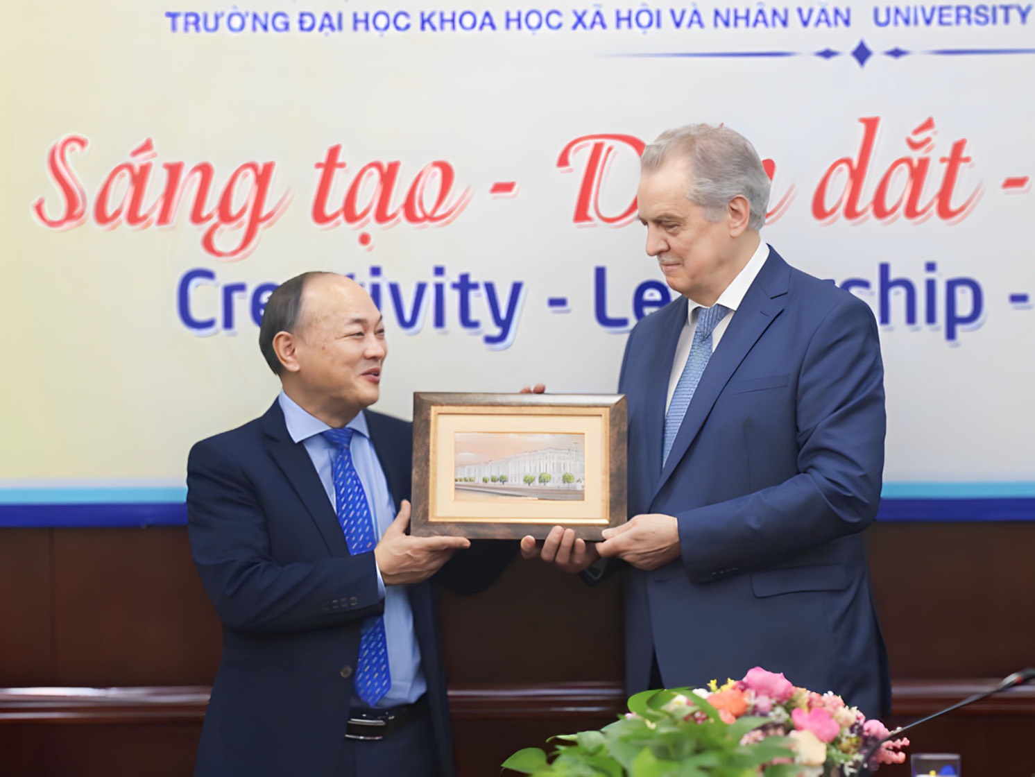 Thắt chặt mối quan hệ hữu nghị giữa Trường Nhân văn và Thành phố St. Petersburg (Nga)
