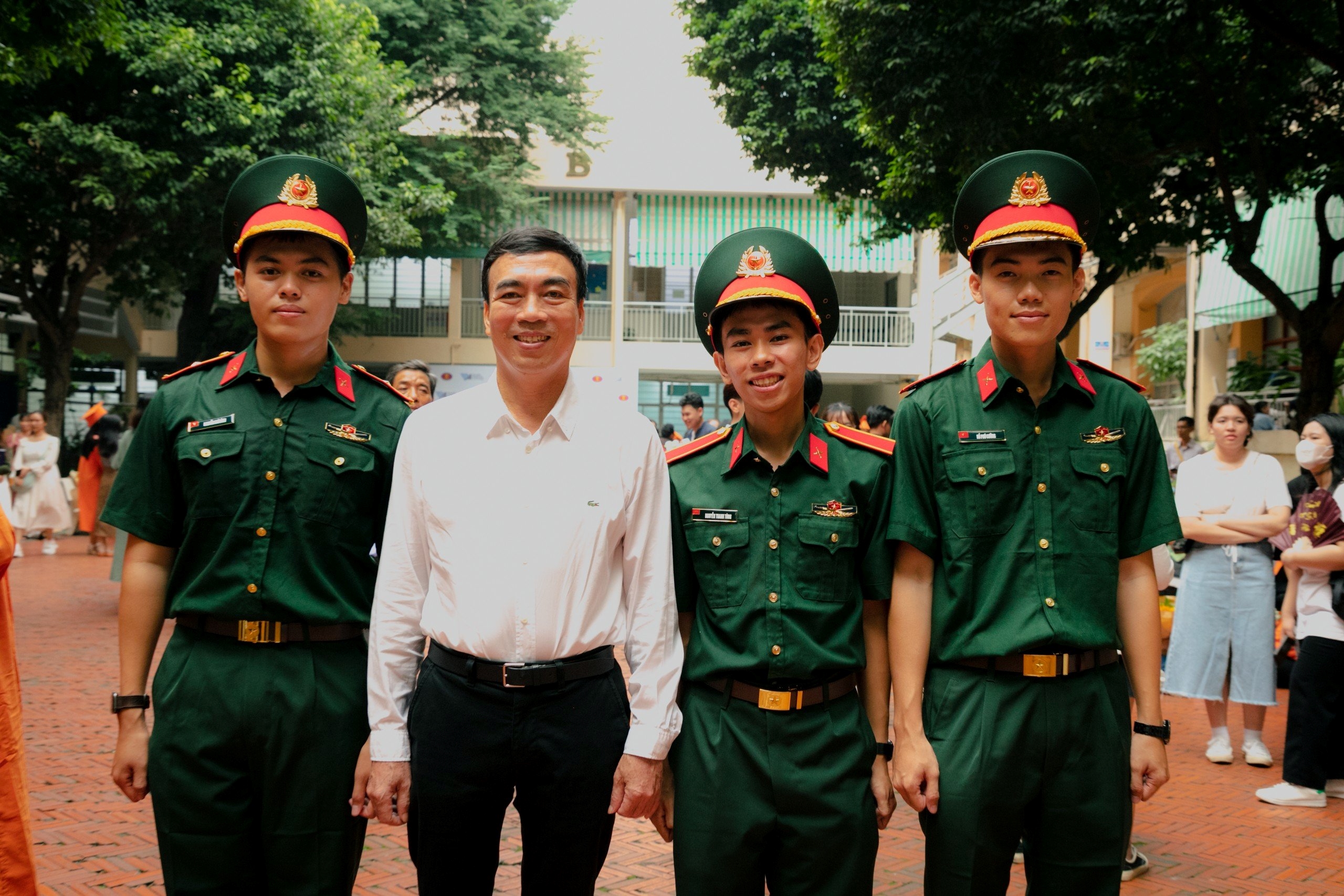 Chàng trai vừa tốt nghiệp hệ cử nhân vừa tốt nghiệp sĩ quan dự bị