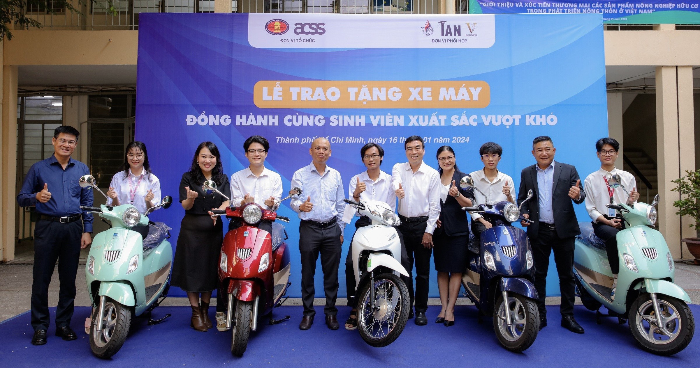 Tặng 05 xe máy cho sinh viên xuất sắc vượt khó