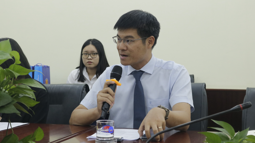 ThS. Trần Nam cũng đề xuất tổ chức phiên chợ văn phẩm cho sinh viên - Ảnh: Phương Khanh