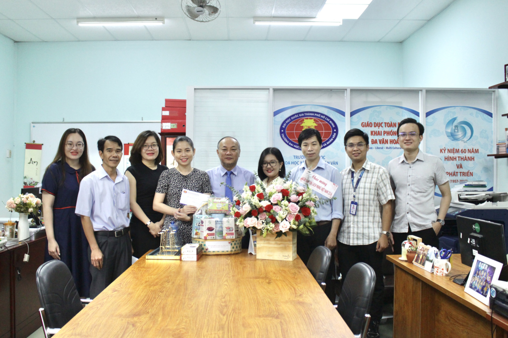 Đoàn công tác đến thăm và chúc mừng Phòng Truyền thông và Quan hệ doanh nghiệp, Ban Biên tập Website Trường - Ảnh: Hồng Ngân