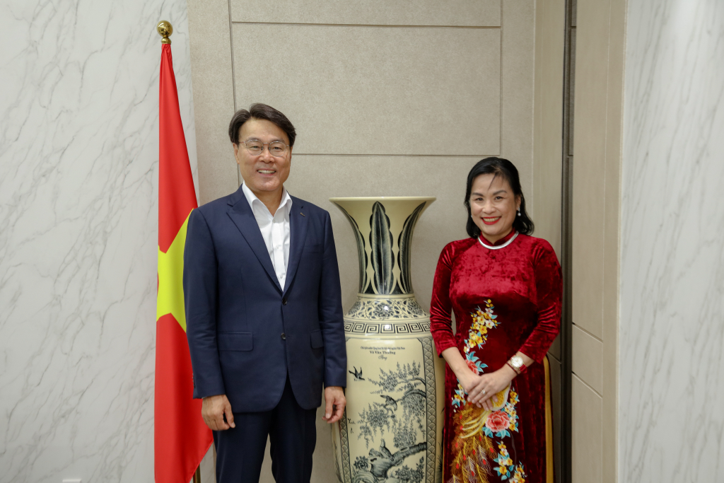 Hiệu trưởng giới thiệu về bình gốm - món quà của Chủ tịch nước Võ Văn Thưởng trong chuyến thăm trường vào ngày 13.11.2023 - Ảnh: Lý Nguyên