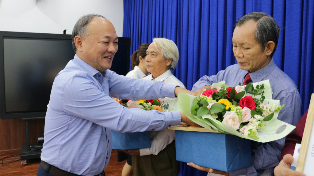 Ban lãnh đạo Nhà trường trao hoa và quà tặng cho cán bộ VC&NLĐ nghỉ hưu đợt 1 năm 2023 - Ảnh: Nhật Ánh