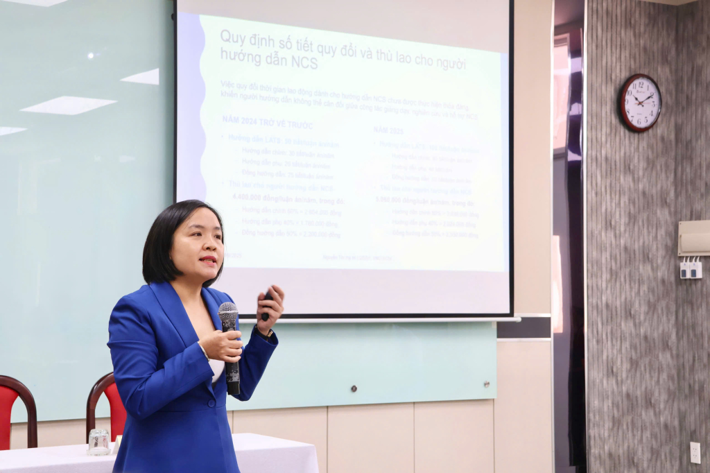 TS. Nguyễn Thị Hạ Ni trình bày tham luận "Tư duy lại mô hình hướng dẫn và giám sát nghiên cứu sinh trong đào tạo tiến sĩ tại Trường Đại học Khoa học Xã hội và Nhân văn, Đại học Quốc gia Thành phố Hồ Chí Minh", tập trung vào việc chuyên nghiệp hóa vai trò người hướng dẫn
