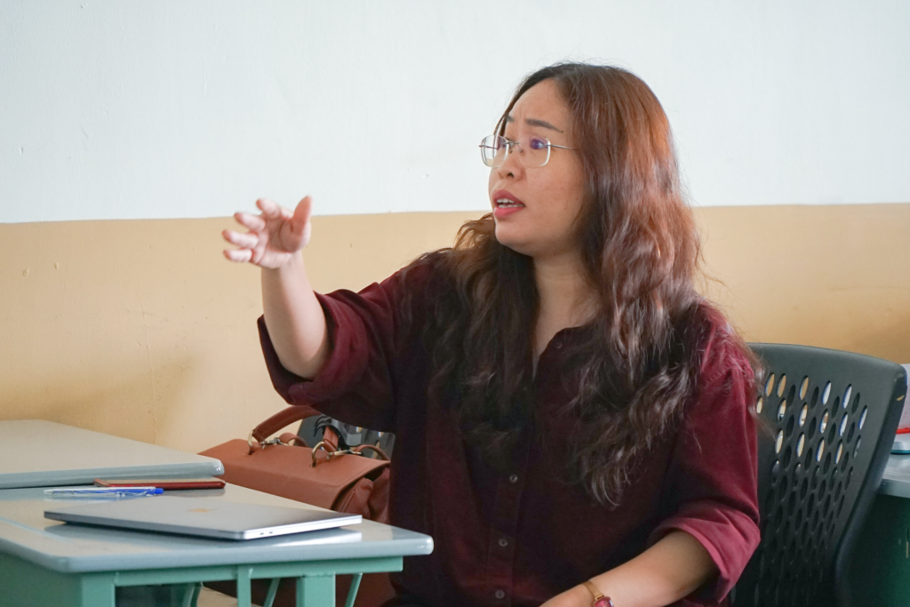 PGS.TS Ngô Thị Huyền chủ trì buổi Báo cáo (ảnh: Thanh Tiến)