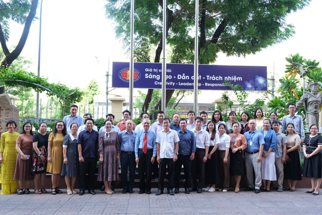 Tập thể đảng viên, viên chức, người lao động luôn trân trọng, biết ơn và học tập theo tấm gương của Người - Ảnh: Hương Mỹ 