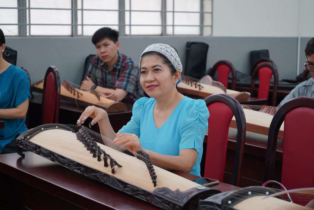 Học viên thực hành gảy Đàn Tranh - Ảnh: Phạm Trí