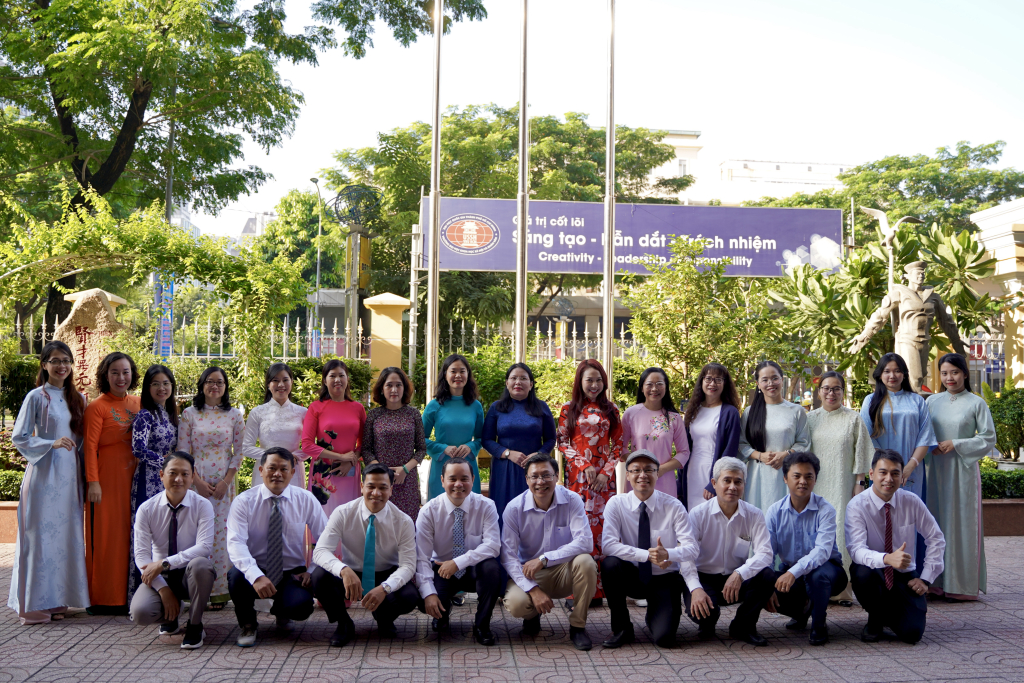 Tập thể giảng viên Việt Nam học chụp hình lưu niệm - Ảnh: ĐĂNG KHÔI