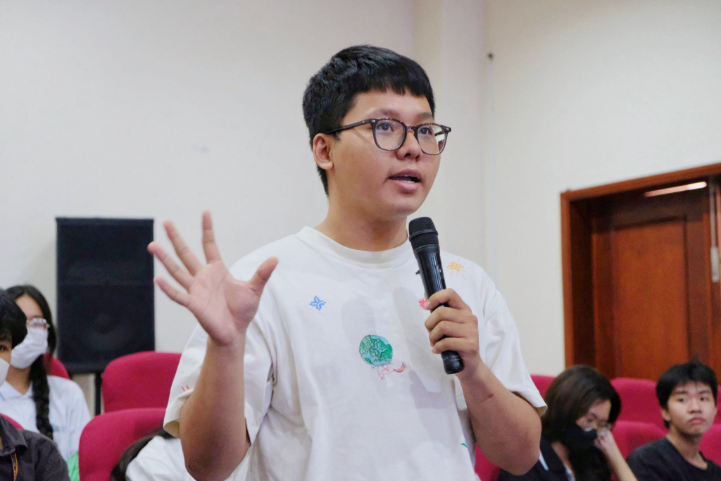 Bạn Lại Anh Dũng đặt câu hỏi cho Nhà trường về vấn đề ngoại ngữ không chuyên - Ảnh: Huyền Linh