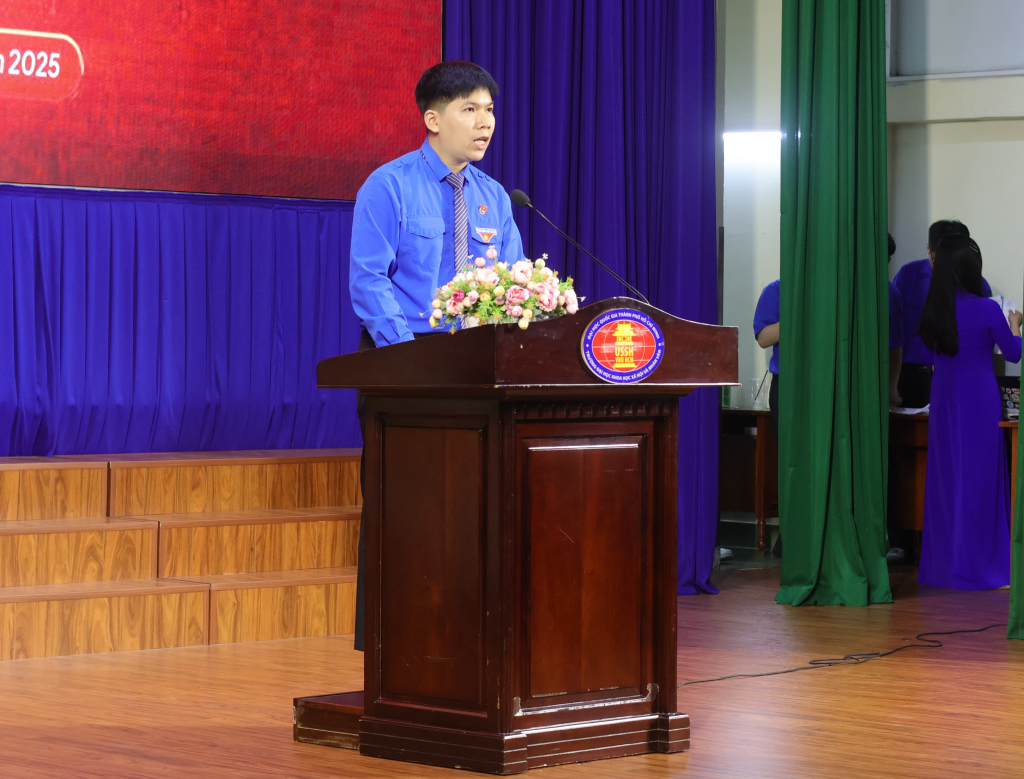 Đồng chí Nguyễn Huỳnh Minh Phúc phát biểu khai mạc lễ kỷ niệm 94 năm thành lập Đoàn TNCS Hồ Chí Minh, khẳng định vai trò tuổi trẻ trong việc kế thừa và đổi mới - Ảnh: NGUYỄN MINH THƯ