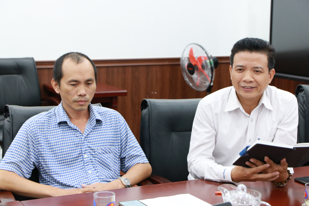 TS. Đỗ Văn Học (bên phải) cho biết năm 2024, Hội Cựu sinh viên Trường sẽ tổ chức nhiều hơn các hoạt động Về Nguồn, Truyền lửa… - Ảnh: Phạm Trí