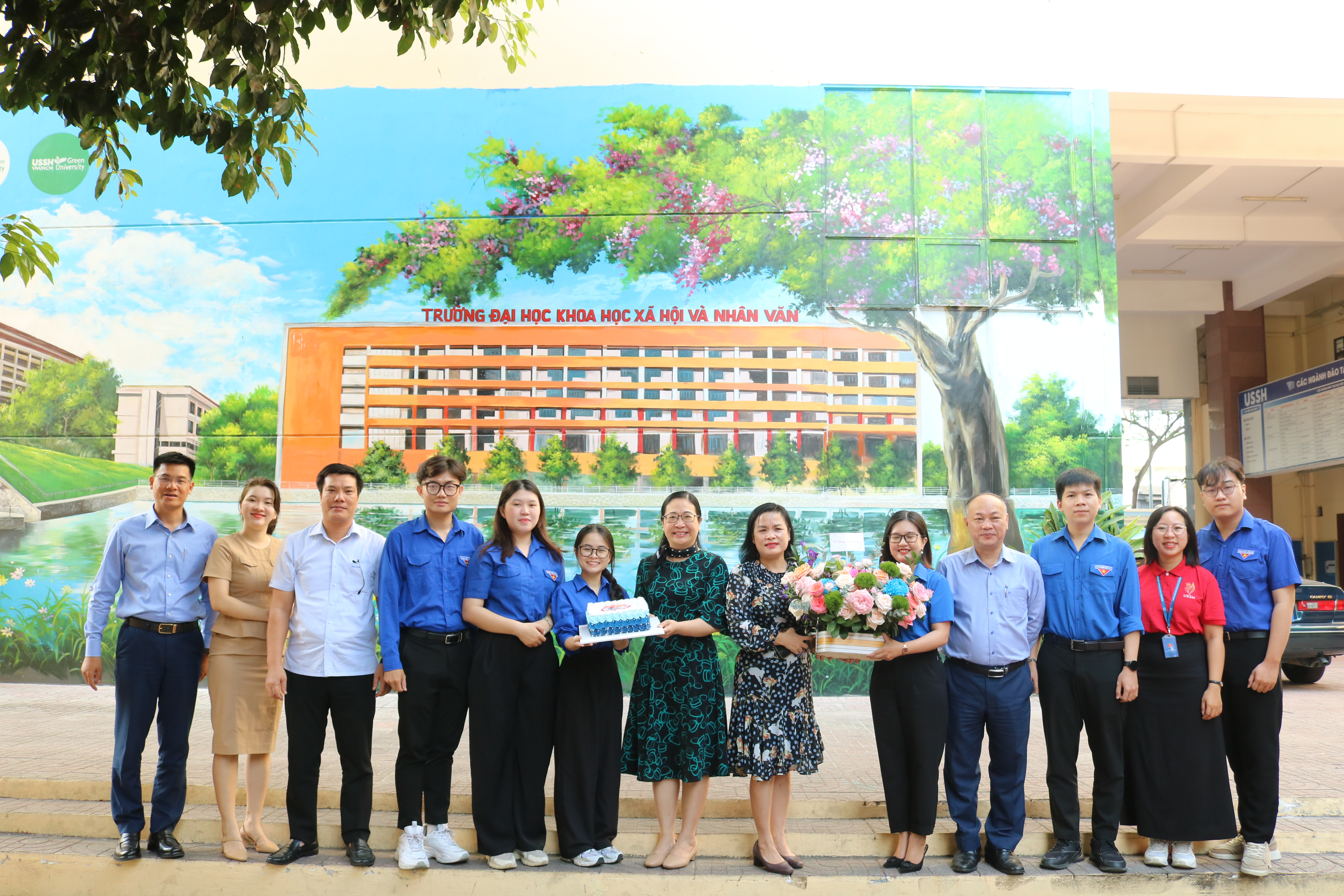 Lãnh đạo Nhà trường chúc mừng Văn phòng Đoàn thanh niên nhân ngày thành lập Đoàn Thanh niên Cộng sản Hồ Chí Minh