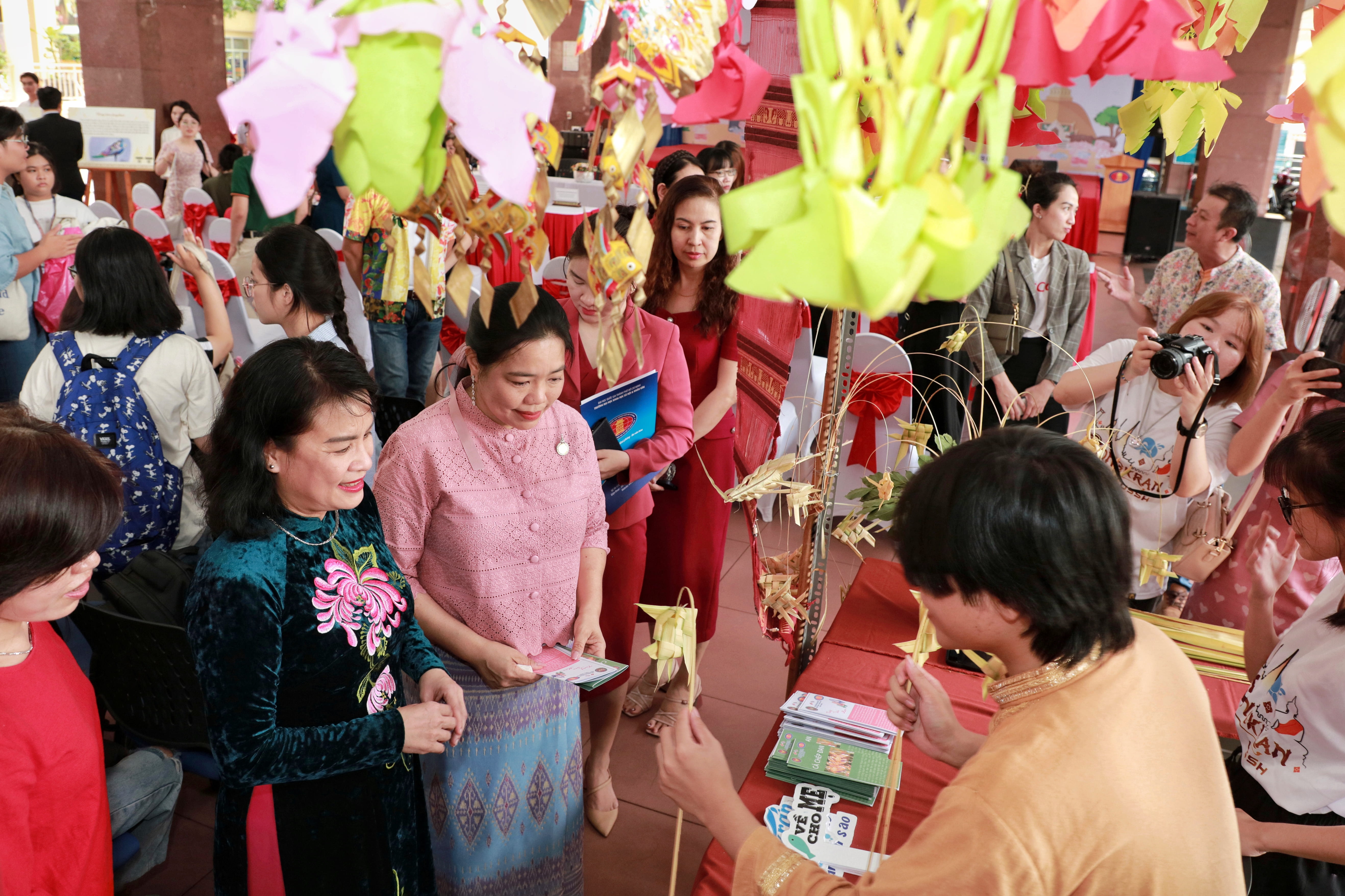 Sinh viên Nhân văn vui cùng Tết cổ truyền Songkran 2024