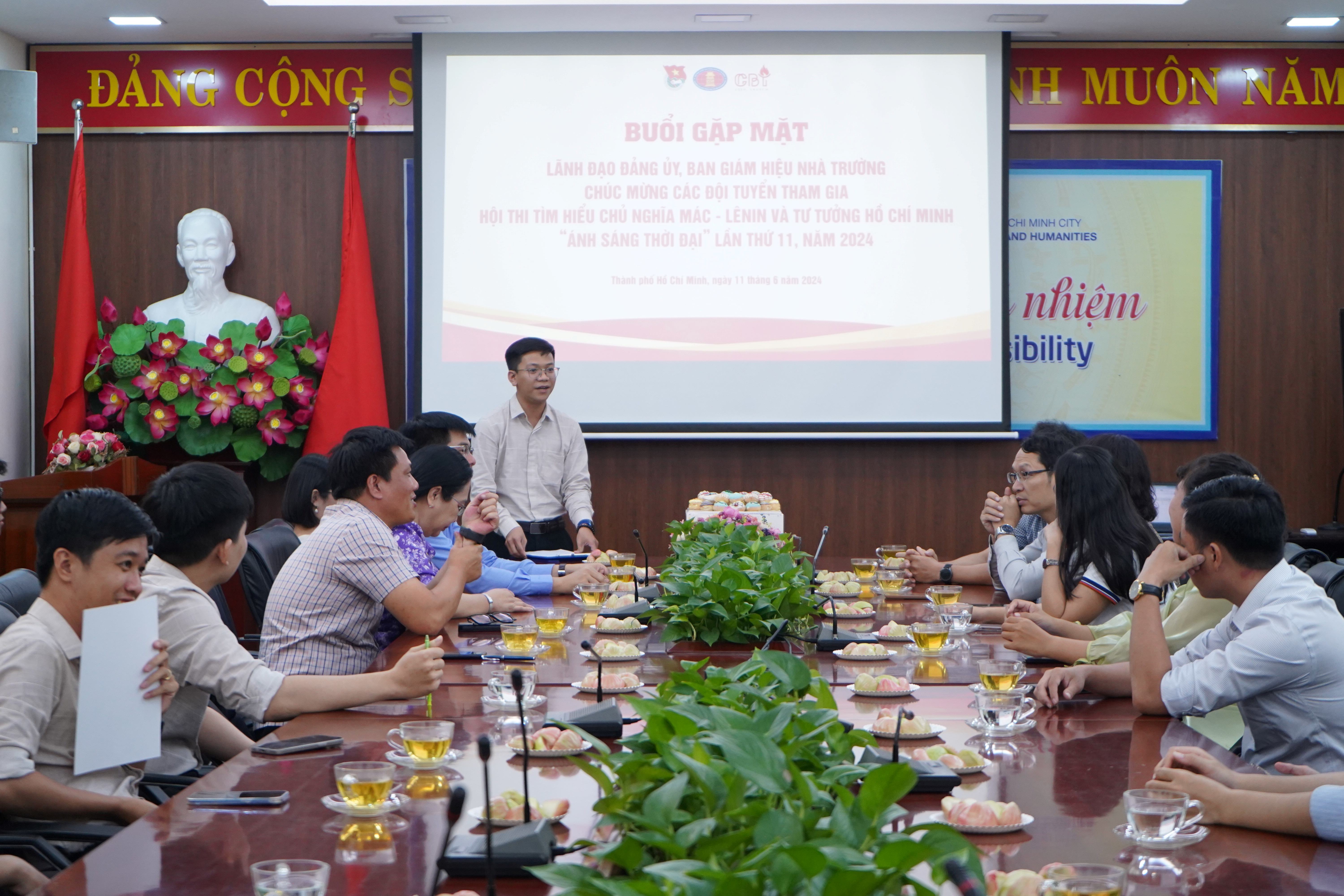 Lãnh đạo Nhà Trường chúc mừng hai đội thi "Ánh sáng thời đại"