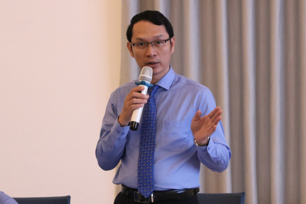 TS. Trần Văn Thắng trình bày báo cáo kết quả thực hiện nhiệm vụ năm 2023 và đăng ký nhiệm vụ năm 2024 của các đơn vị - Ảnh: Hồng Ngân