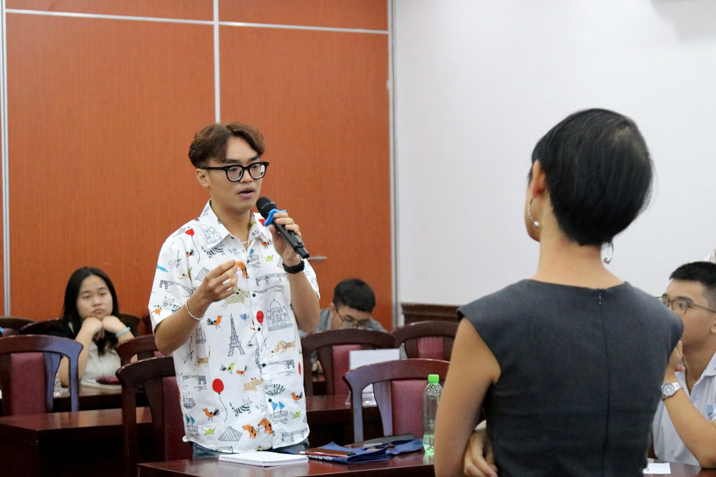 Bạn Hưng - sinh viên năm 4 khoa Văn học - đặt câu hỏi làm sao để giữ vững được hệ giá trị của chính mình.