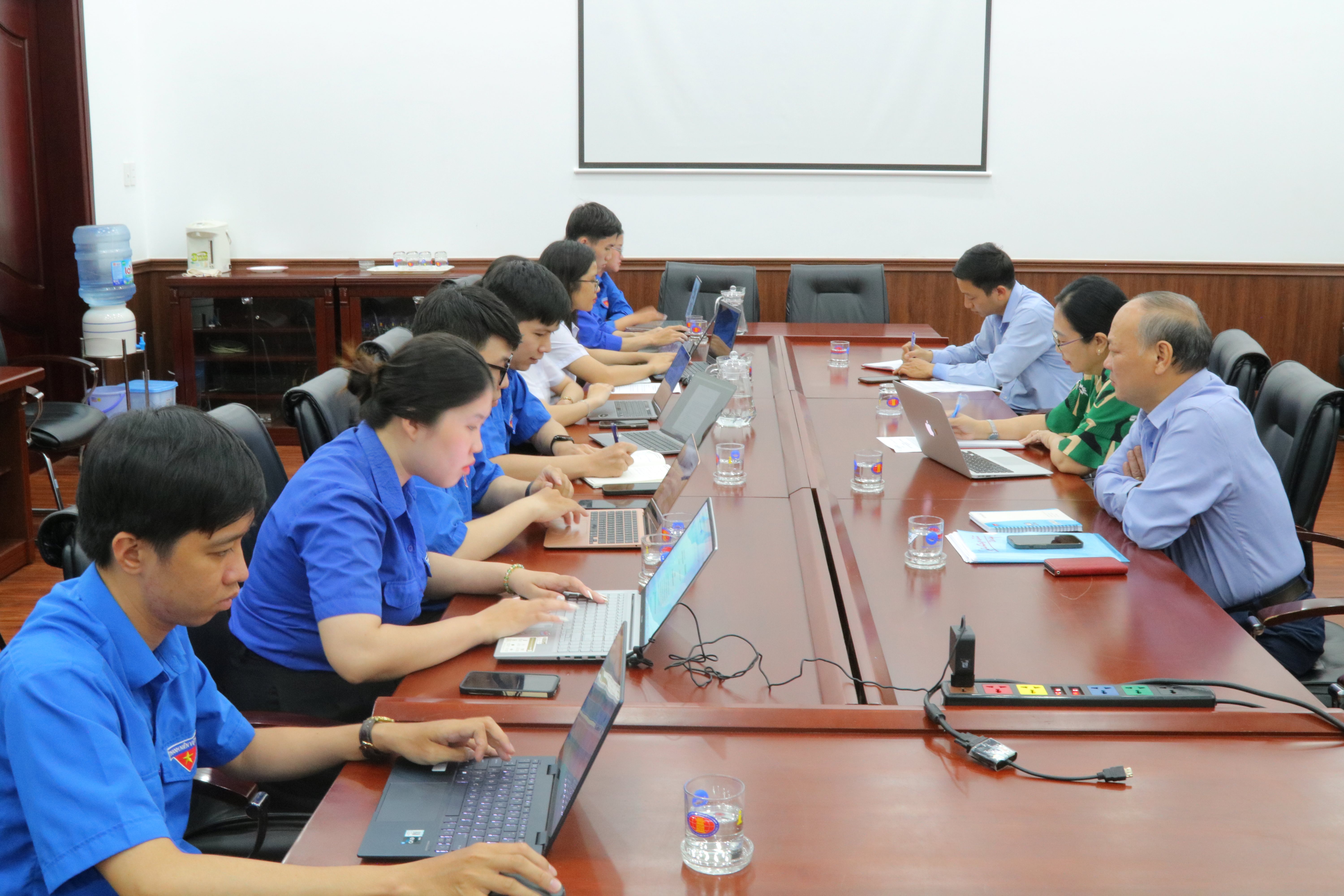 Lãnh đạo Đảng ủy Trường làm việc với Ban Thường vụ Đoàn trường và Thường trực Hội Sinh viên trường