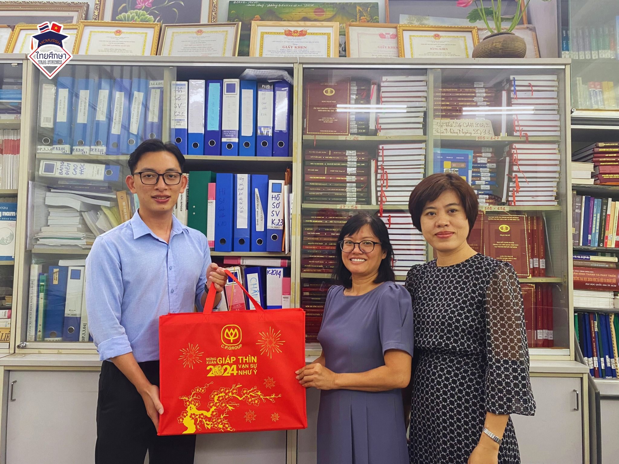 CTCP Chăn nuôi C.P. Việt Nam đến chúc Tết khoa Đông phương học