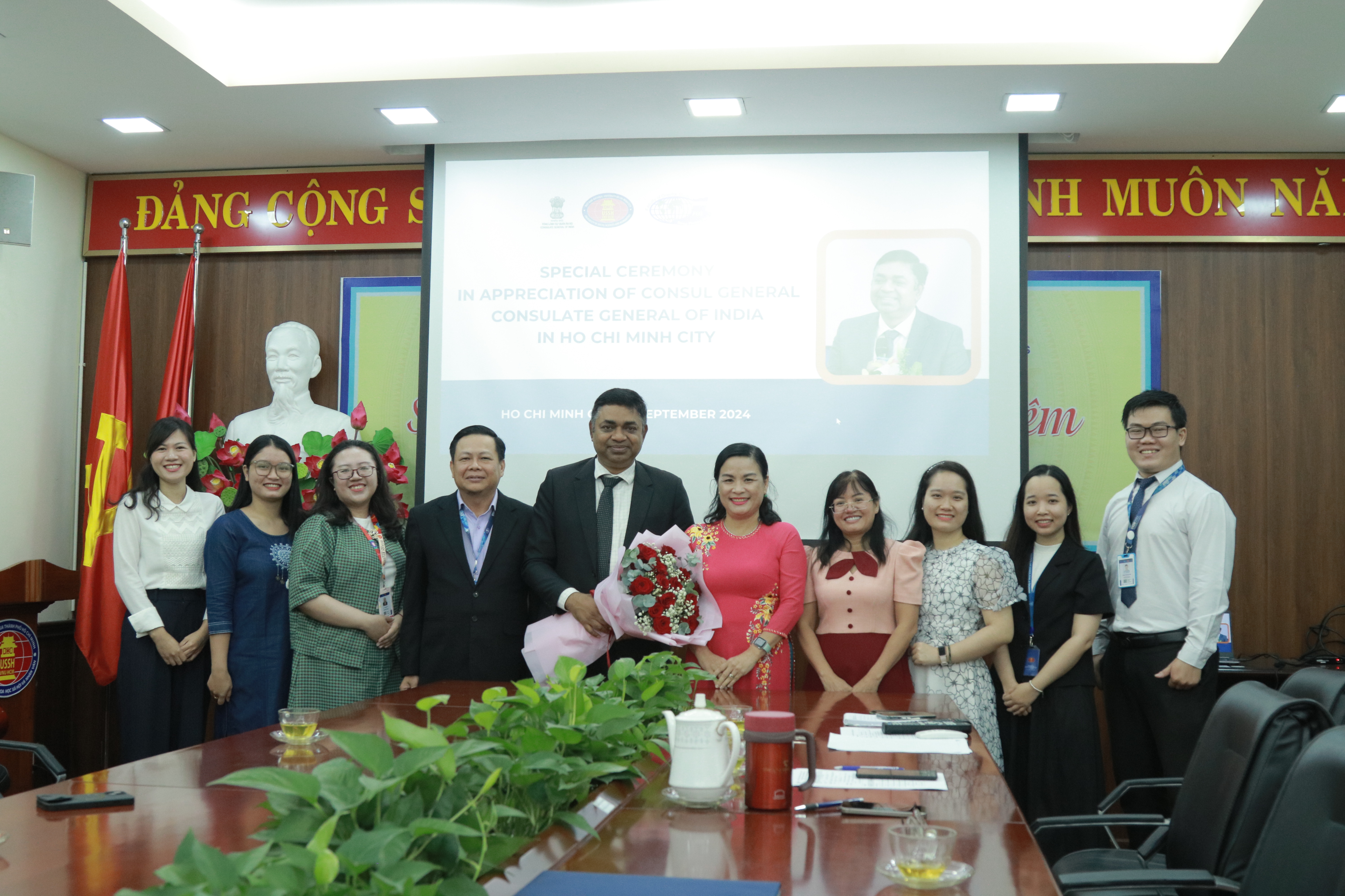 Nhà trường tri ân Tổng Lãnh sự Ấn Độ tại TP. HCM nhân dịp kết thúc nhiệm kỳ