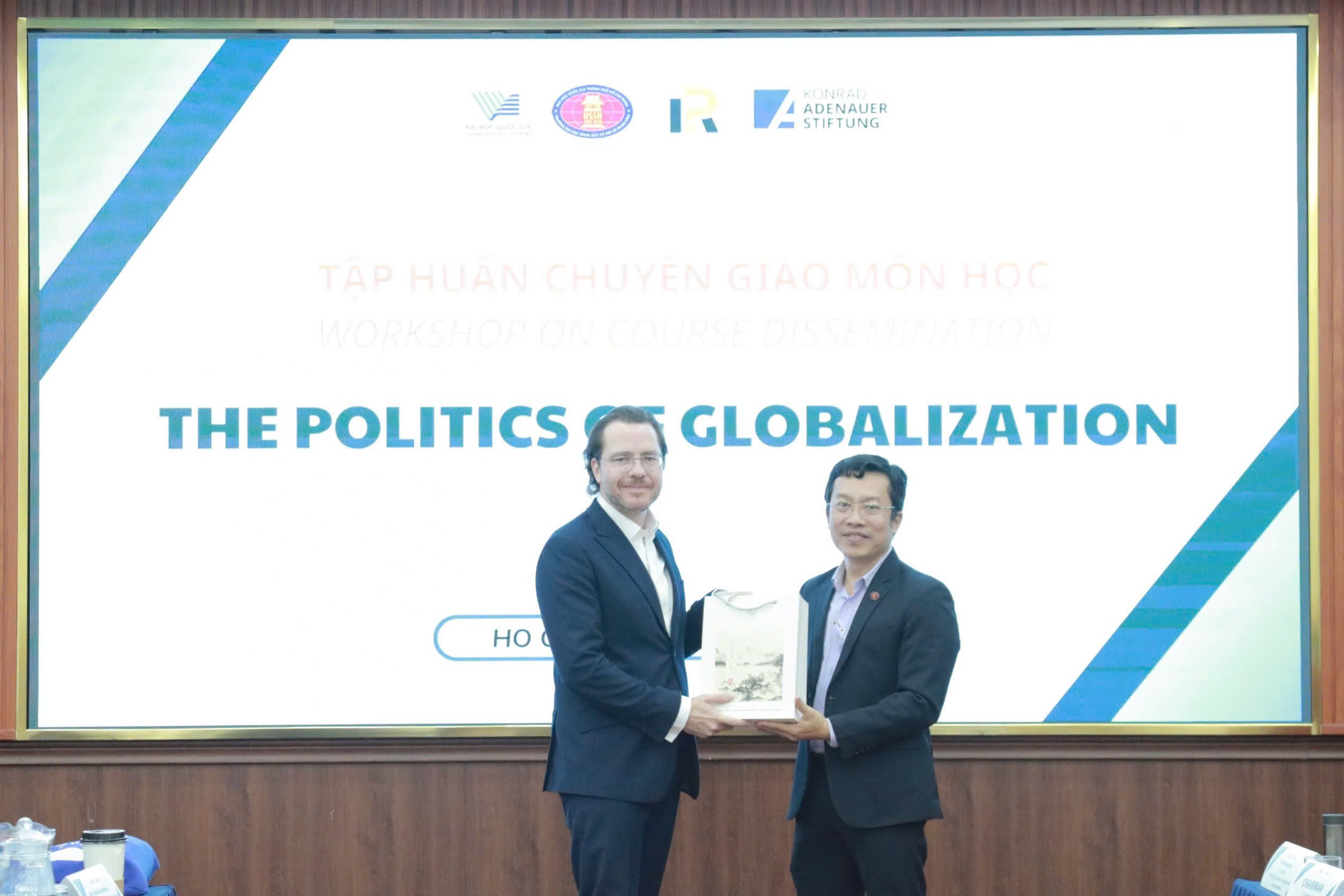 Toạ đàm tập huấn chuyển giao môn học “The Politics of Globalization”