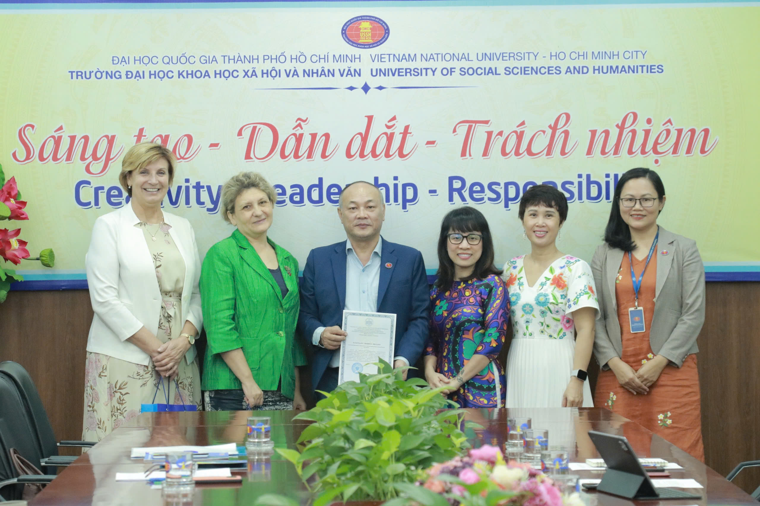 Thúc đẩy hợp tác giáo dục toàn diện giữa Nhà trường và Trường Đại học Ngôn ngữ Quốc gia Moscow