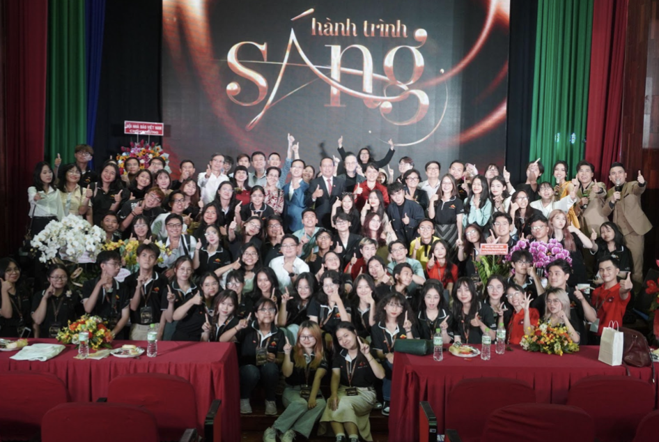 “HÀNH TRÌNH SÁNG” - GALA KỶ NIỆM 30 NĂM ĐÀO TẠO NGÀNH BÁO CHÍ VÀ 15 NĂM THÀNH LẬP KHOA BÁO CHÍ VÀ TRUYỀN THÔNG