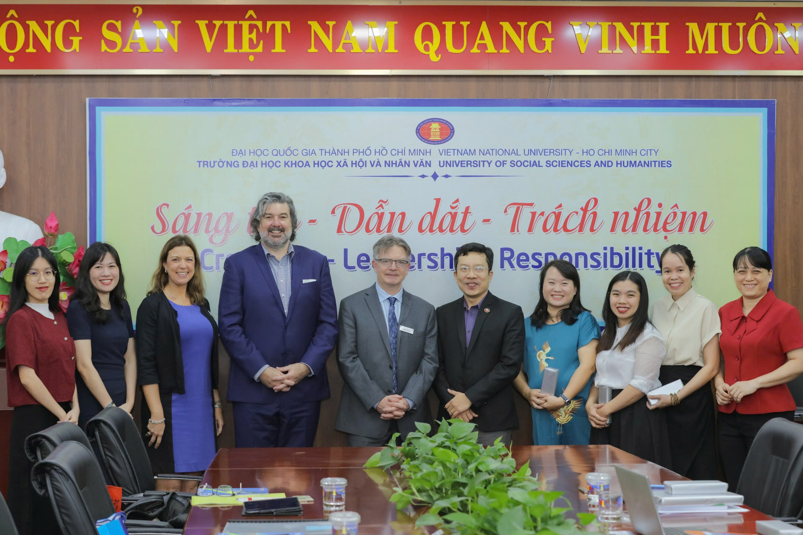 Nhà trường làm việc với Đại học Sydney, Úc