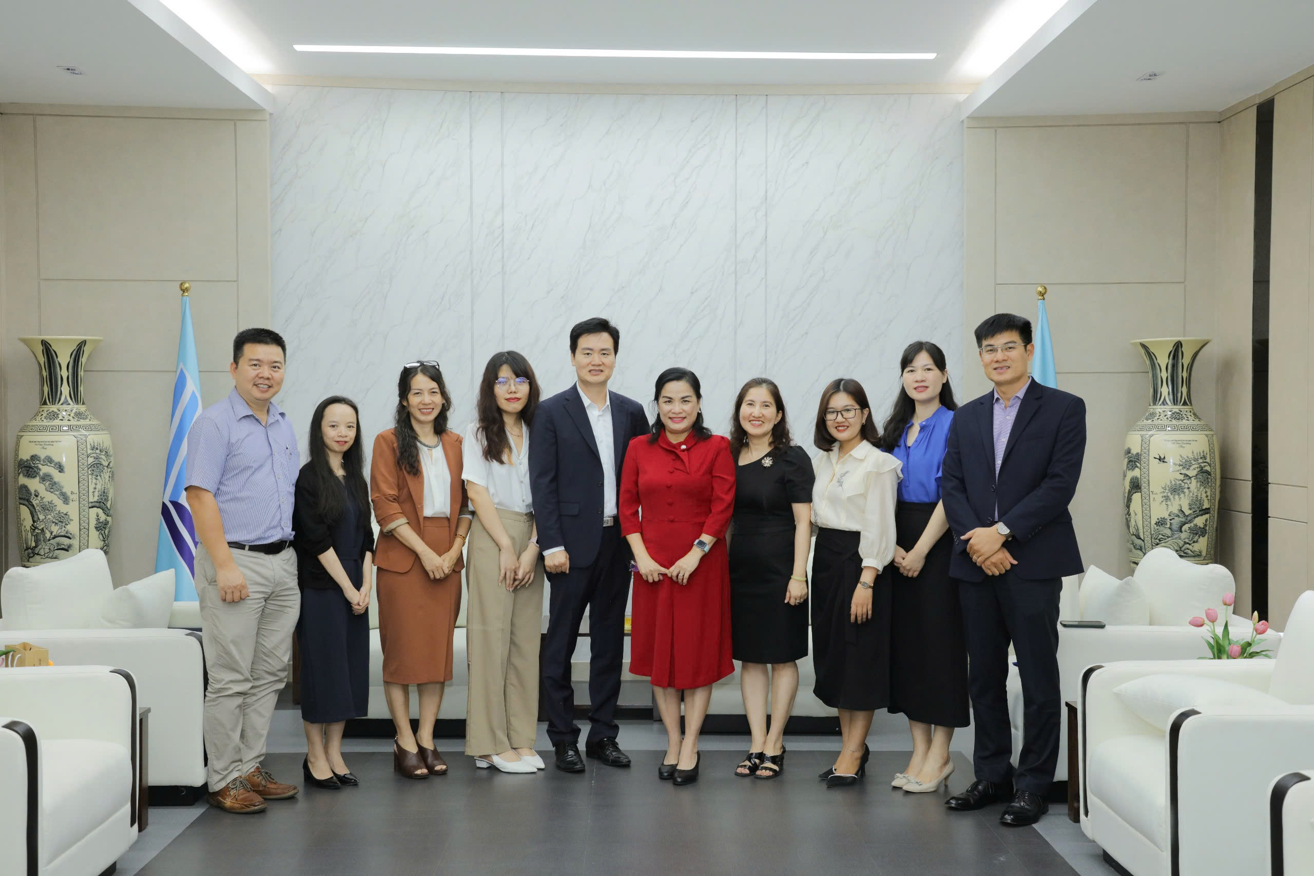 Trưởng đại diện, Văn phòng Đại diện của tỉnh Gyeongsangbuk (Hàn Quốc) tại TP. HCM, chúc mừng Hiệu trưởng Nhà trường nhận danh hiệu Công dân danh dự Tỉnh