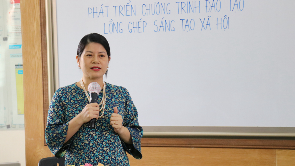 TS. Nguyễn Nữ Nguyệt Anh chia sẻ về vai trò của Nhà trường đối với quá trình đổi mới, sáng tạo xã hội - Ảnh: Thùy Trang