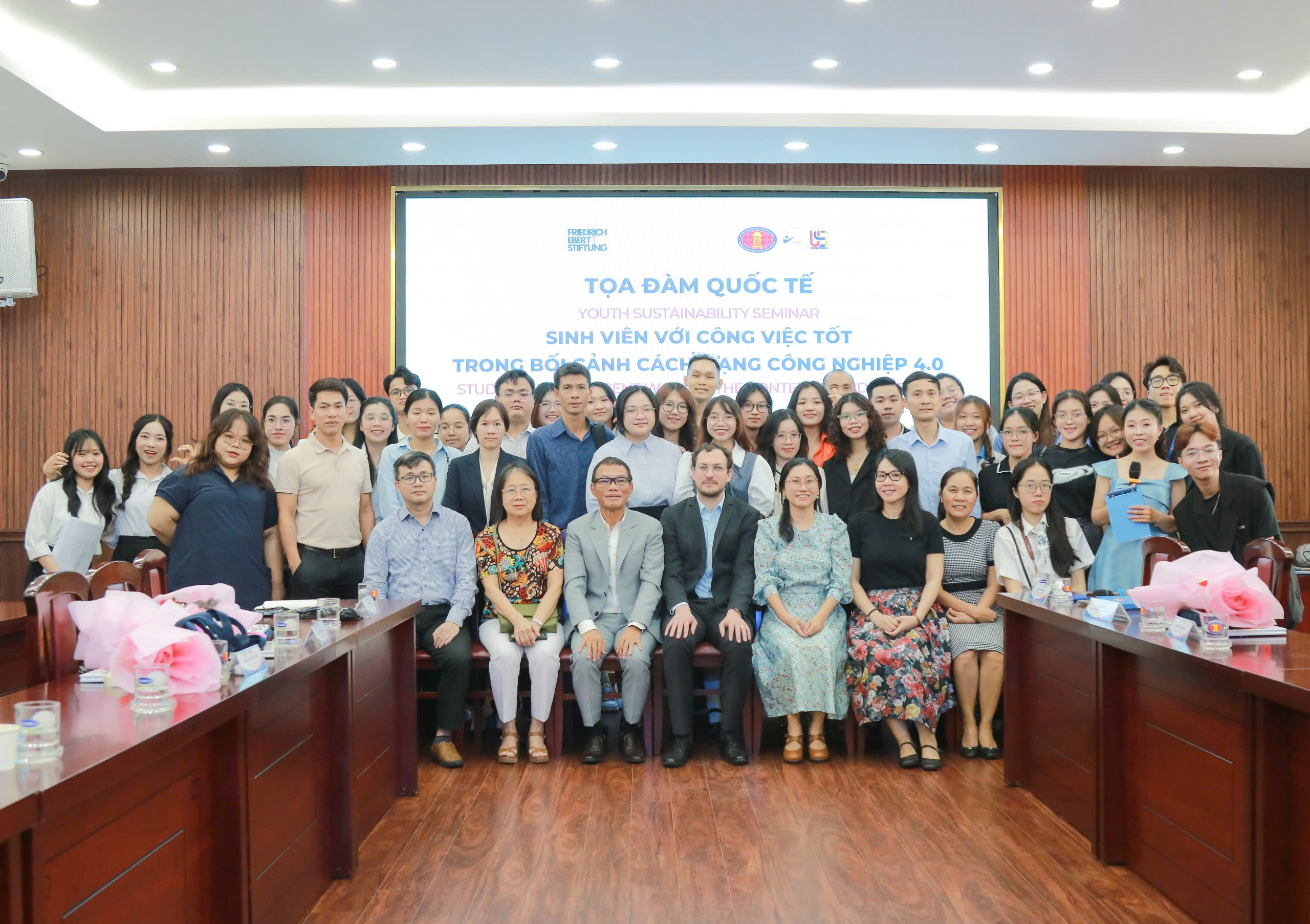 Tọa đàm quốc tế "Sinh viên với công việc tốt trong bối cảnh cách mạng công nghiệp 4.0”
